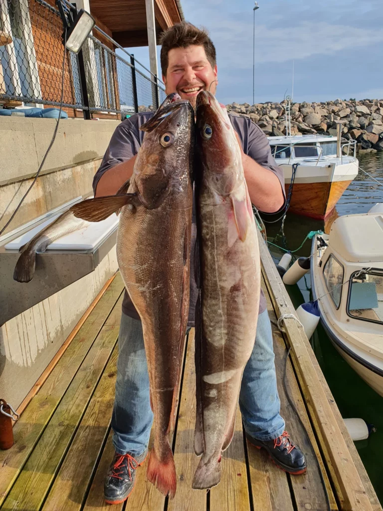 Unsere glücklichen Angler zum Ferienhaus LAUVØY FERIESENTER APARTMENT 2A – 3A