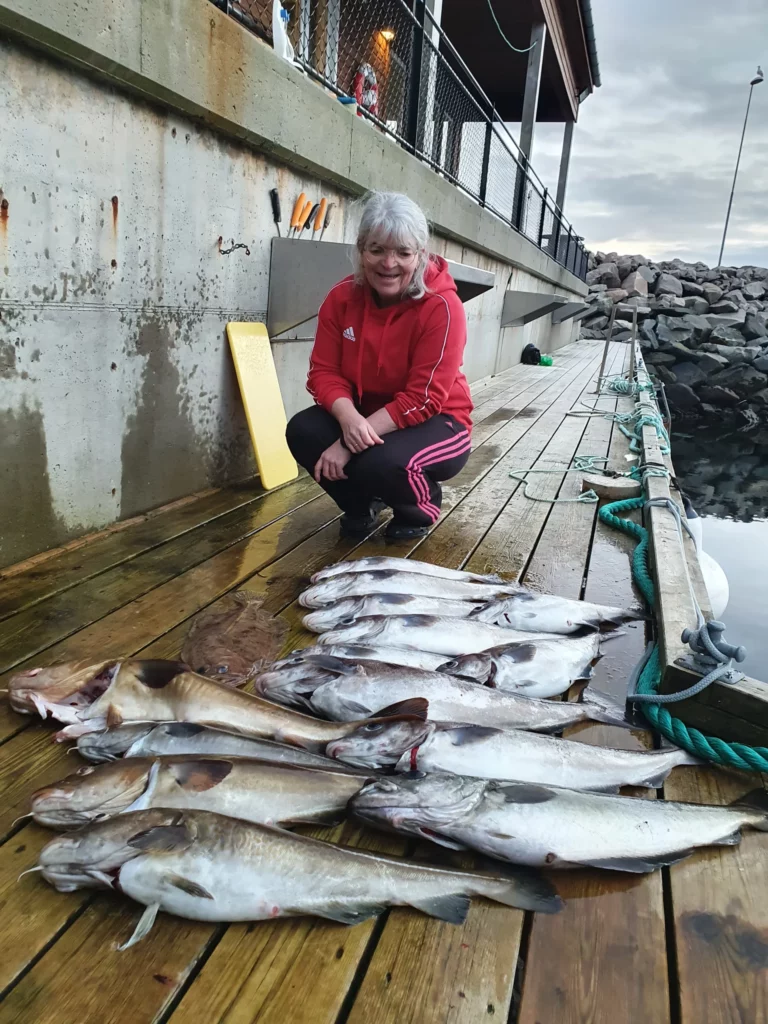 Unsere glücklichen Angler zum Ferienhaus LAUVØY FERIESENTER APARTMENT 2A – 3A