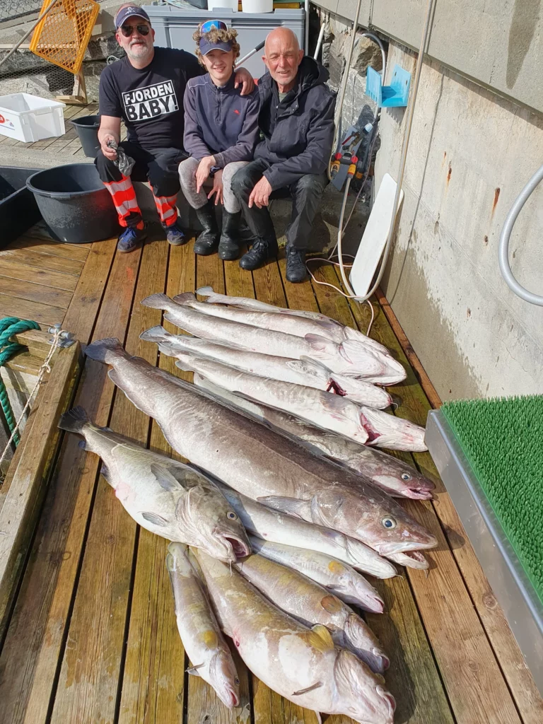 Unsere glücklichen Angler zum Ferienhaus LAUVØY FERIESENTER APARTMENT 2A – 3A