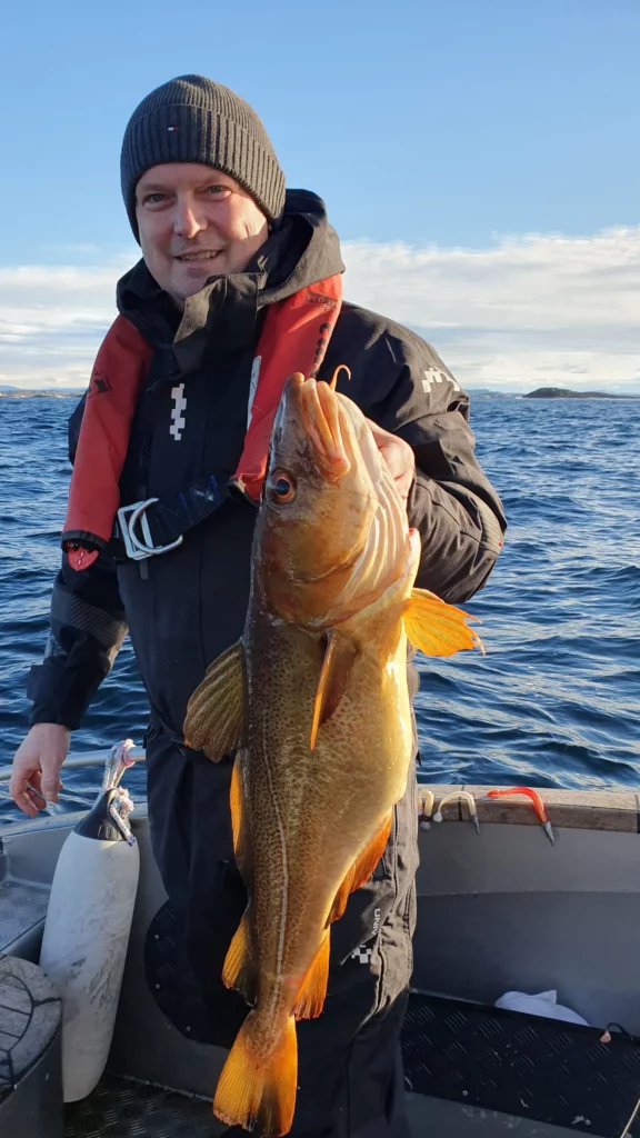 Unsere glücklichen Angler zum Ferienhaus LAUVØY FERIESENTER APARTMENT 2A – 3A