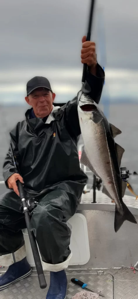 Unsere glücklichen Angler zum Ferienhaus Hindrum Fjord Senter 10 Per.