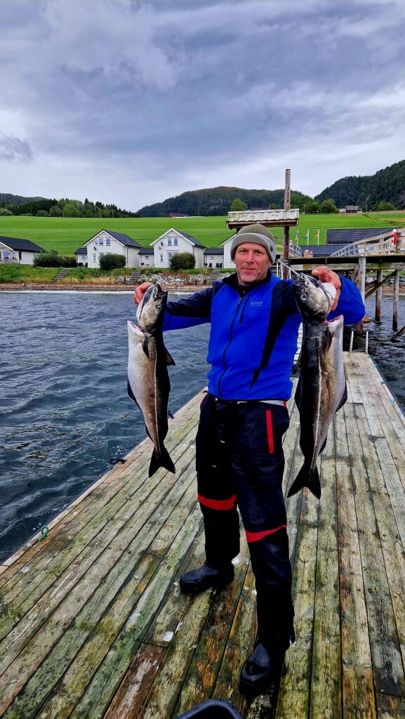 Unsere glücklichen Angler zum Ferienhaus Hindrum Fjord Senter 10 Per.