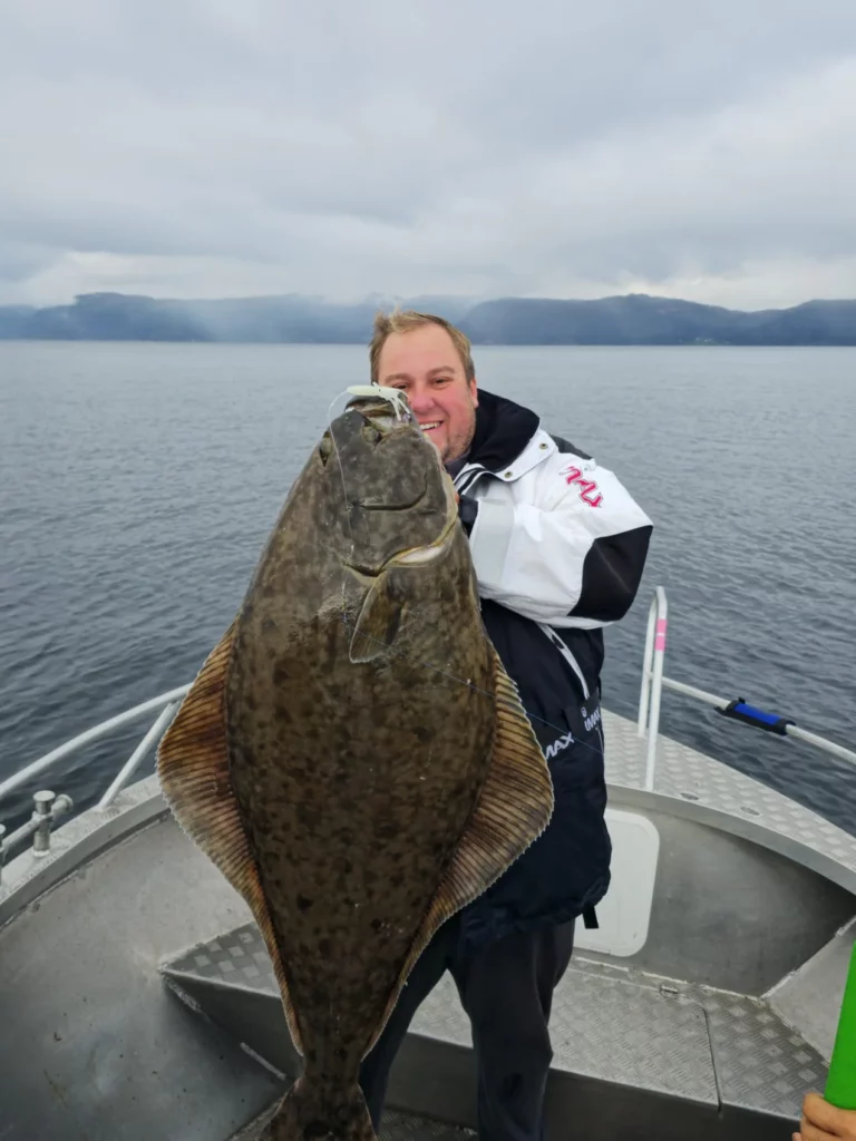 Unsere glücklichen Angler zum Ferienhaus Hindrum Fjord Senter 10 Per.