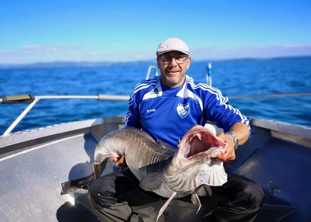 Unsere glücklichen Angler zum Ferienhaus Hindrum Fjord Senter 10 Per.