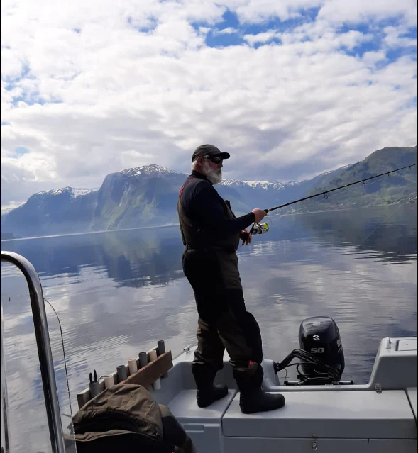 Unsere glücklichen Angler zum Ferienhaus Sognefjord Panorama Studio 6 Pers.