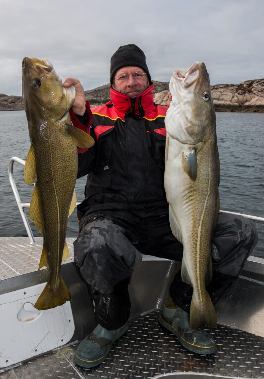 Unsere glücklichen Angler zum Ferienhaus Bessaker SLØYEHUSET