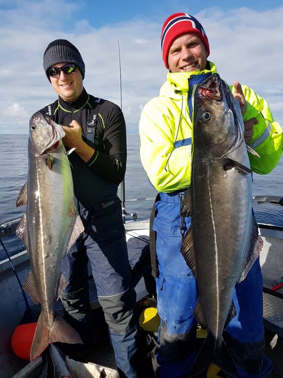 Unsere glücklichen Angler zum Ferienhaus Bessaker SLØYEHUSET