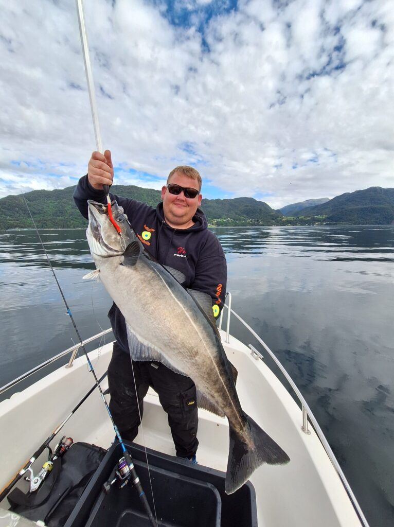 Unsere glücklichen Angler zum Ferienhaus Skanevik Fjordblick Rot links