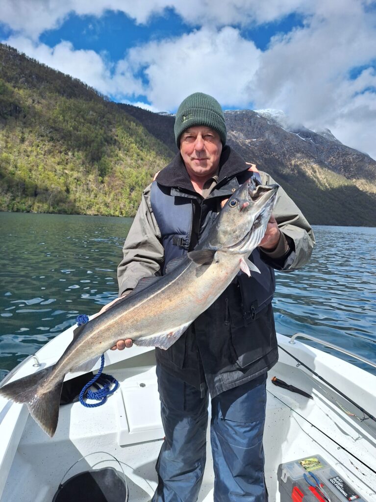 Unsere glücklichen Angler zum Ferienhaus Skanevik Fjordblick Rot links