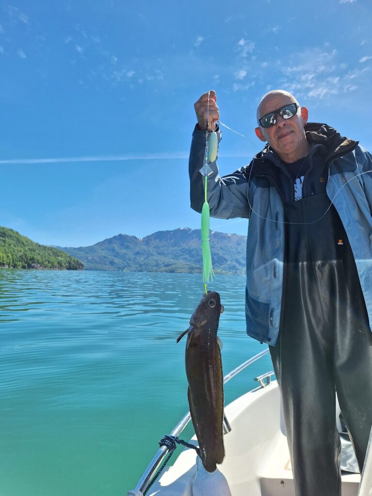 Unsere glücklichen Angler zum Ferienhaus Skanevik Fjordblick Rot links
