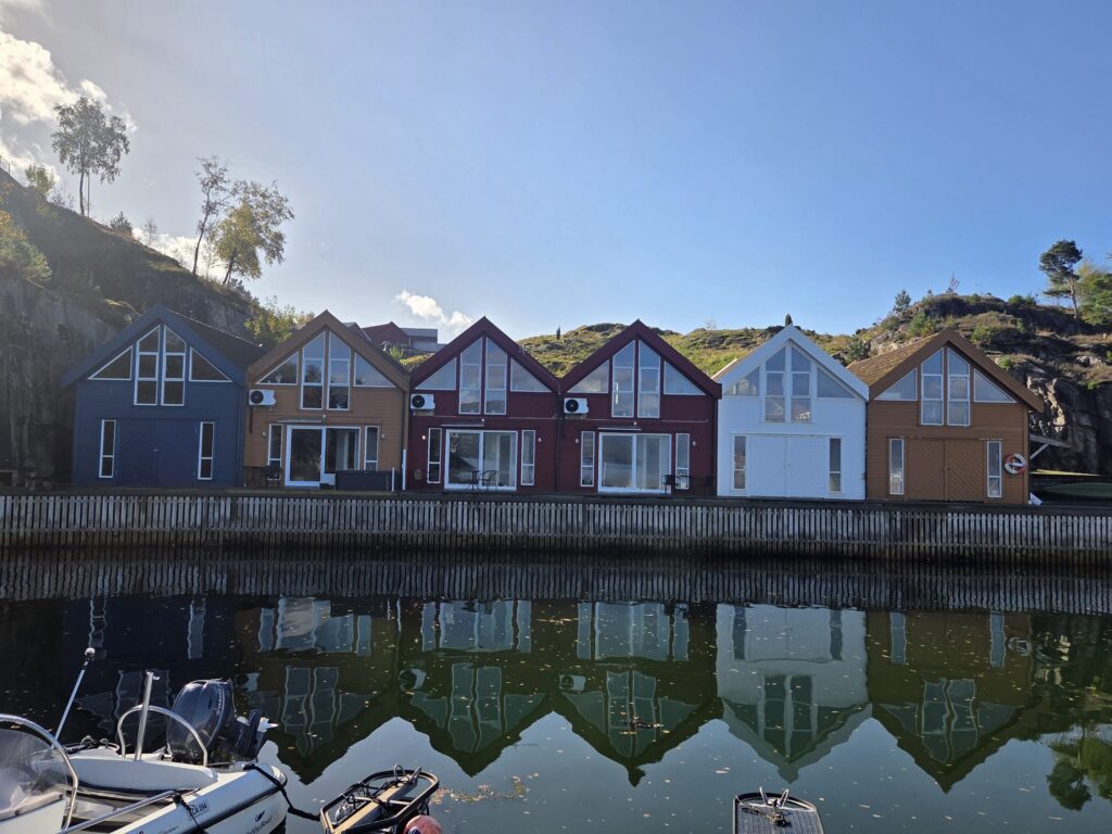 Skanevik Fjordblick Rot links