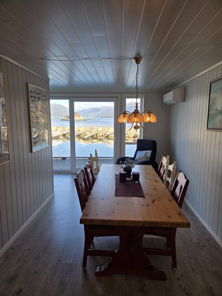 Skanevik Fjordblick Rot links
