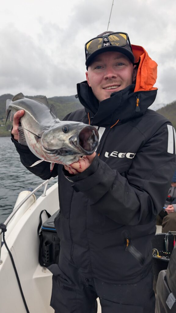 Unsere glücklichen Angler zum Ferienhaus Skanevik Fjordblick Rot links