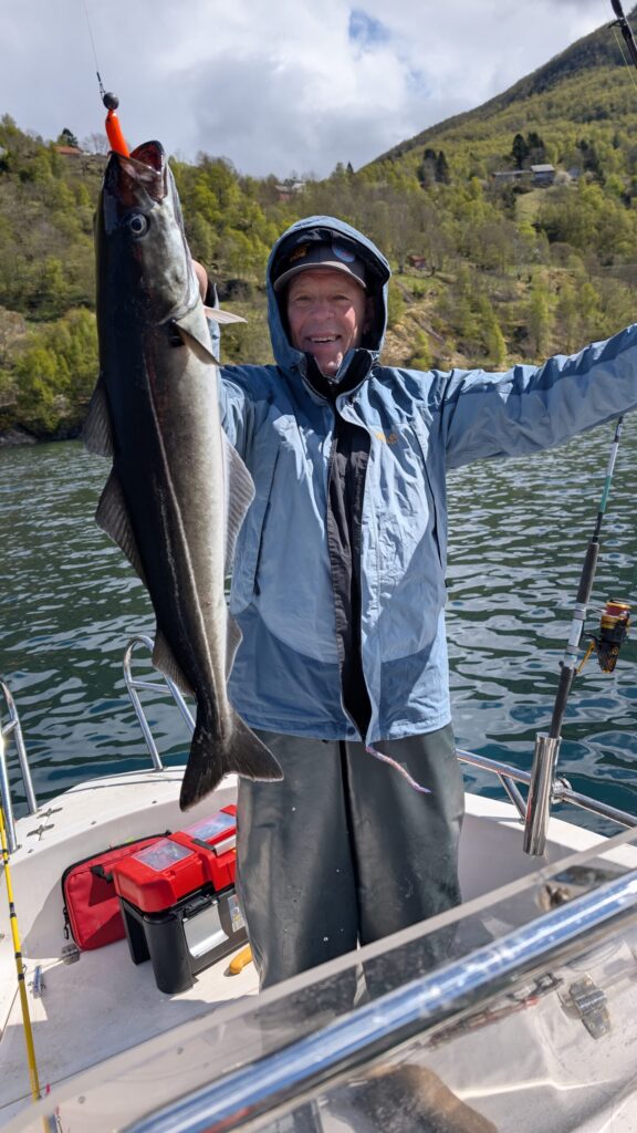 Unsere glücklichen Angler zum Ferienhaus Skanevik Fjordblick Rot links