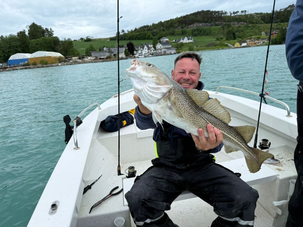 Unsere glücklichen Angler zum Ferienhaus Skanevik Fjordblick Rot links