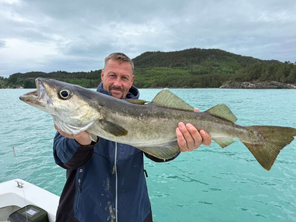 Unsere glücklichen Angler zum Ferienhaus Skanevik Fjordblick Rot links