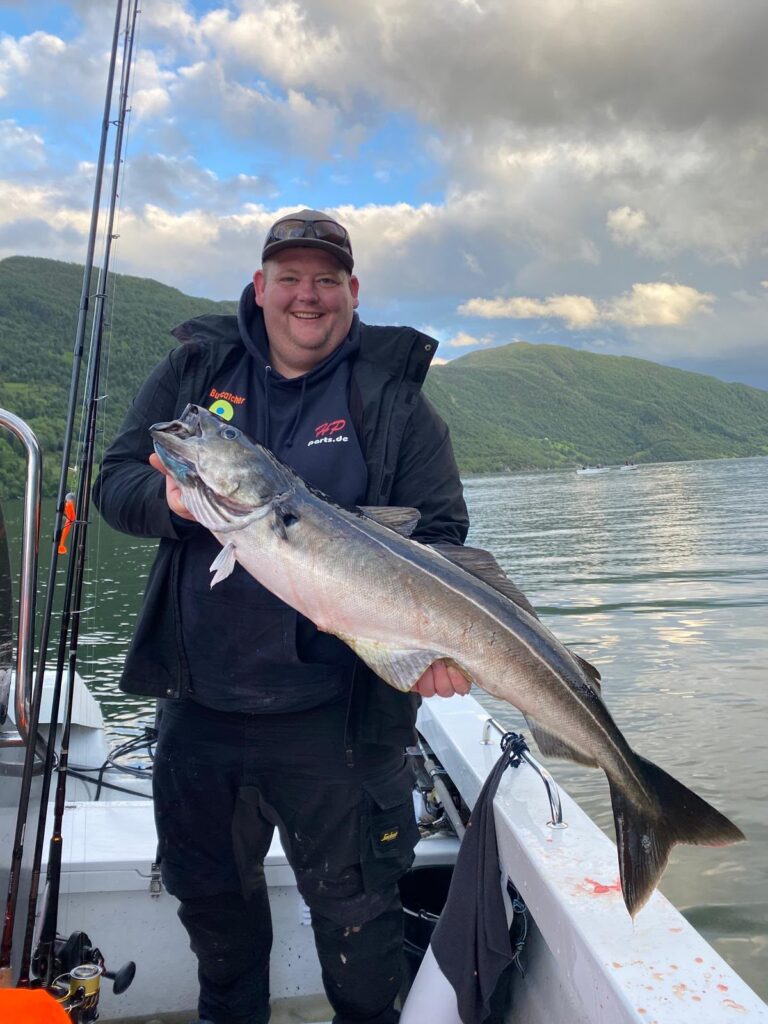 Unsere glücklichen Angler zum Ferienhaus Skanevik Fjordblick Rot links