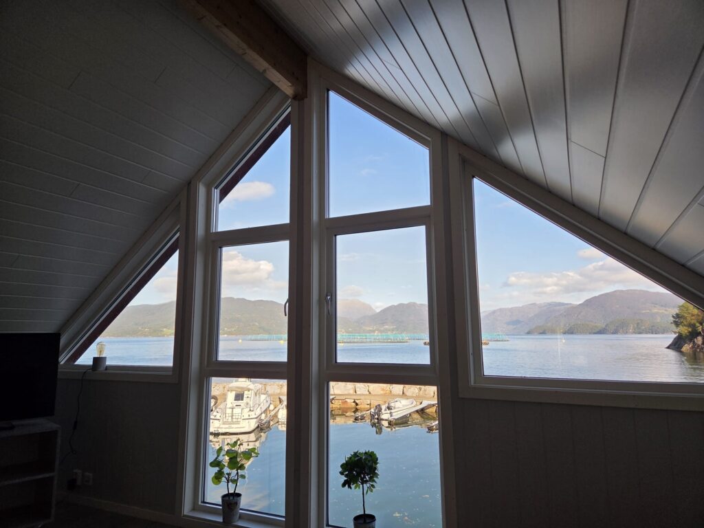 Skanevik Fjordblick Rot links